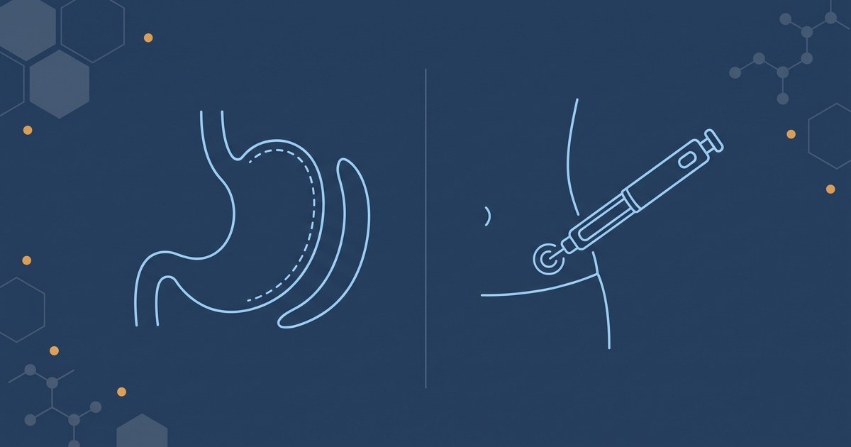 Ilustração editorial em fundo azul-marinho, dividida ao meio para comparar os dois tratamentos. À esquerda, um estômago desenhado em linha fina, com uma linha tracejada marcando o corte ao longo da curvatura e a faixa retirada separada do corpo principal. À direita, o contorno de um abdome visto de perfil com uma caneta autoinjetora encostada na pele em ângulo, no ponto de aplicação.
