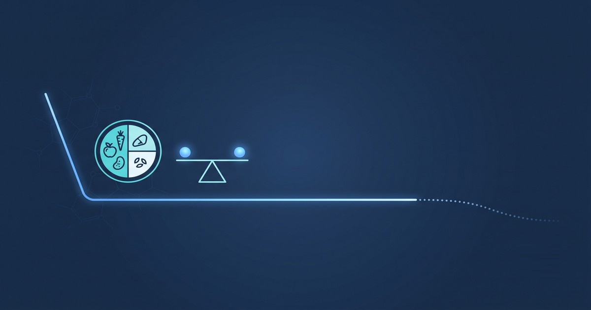 Ilustração editorial sóbria sobre fundo azul-marinho, mostrando uma linha luminosa de glicose que desce de um patamar alto, se mantém baixa e plana por um trecho longo e depois vira pontilhada e volta a subir, sugerindo a recaída ao longo do tempo. Ao lado, ícones geométricos de um prato dividido com alimentos e de uma balança equilibrada. Sem texto, sem pessoas, sem marcas de medicamento.