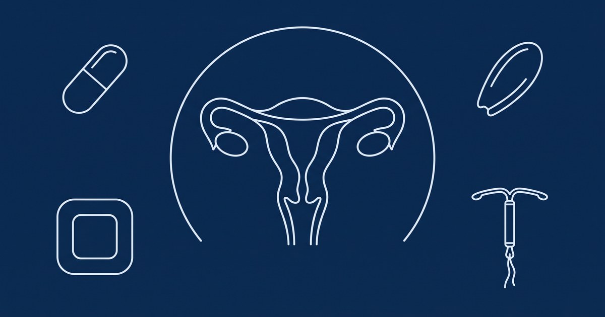 Ilustração editorial sóbria em tons de azul-marinho comparando as formas do progestagênio na reposição hormonal: uma cápsula, um óvulo vaginal, um adesivo e um dispositivo intrauterino em formato de T, dispostos ao redor do contorno estilizado de um útero protegido por uma linha contínua. Sem pessoas e sem embalagens reais de medicamento.